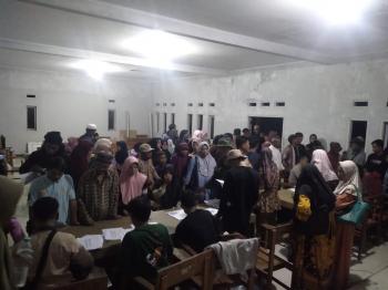 Ribuan Warga Padati Balai Desa Sukapura untuk BLT Kesra Rp900 Ribu